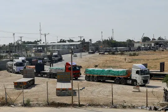 تقرير بريطاني: قيود إسرائيلية جديدة تشلّ عمل المنظمات الإغاثية في غزة