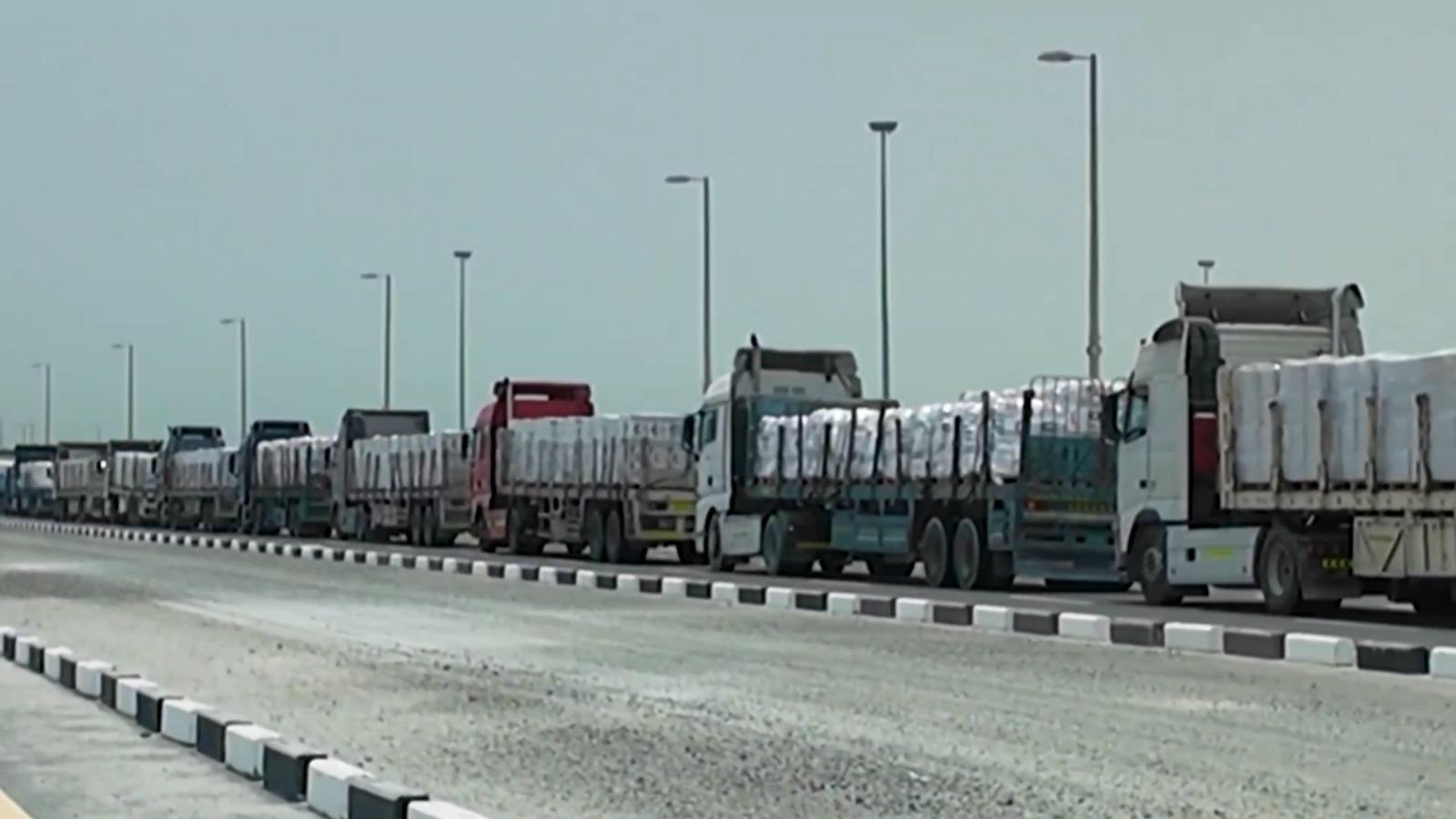 اتهمت سلطات الاحتلال بتقييد تدفق المساعدات وخلق حالة من الندرة داخل القطاع
