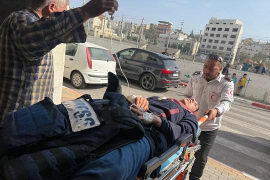 مصابون بينهم صحفيون وأجانب بهجوم لمستوطنين على بيتا