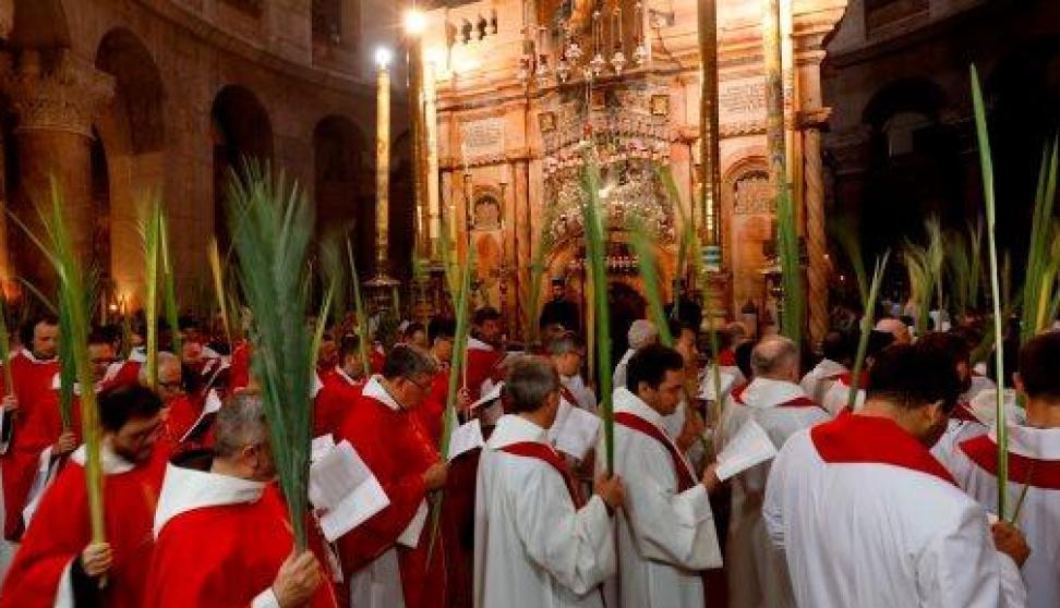 قداديس ومسيرة سعف النخيل في كنيسة المهد بمشاركة الطوائف الأرثوذكسية وسط دعوات للسلام