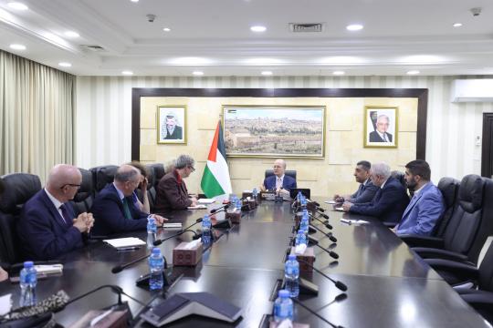 رئيس الوزراء يبحث مع وفد برلماني بريطاني التطورات الميدانية والدعم الدولي لفلسطين
