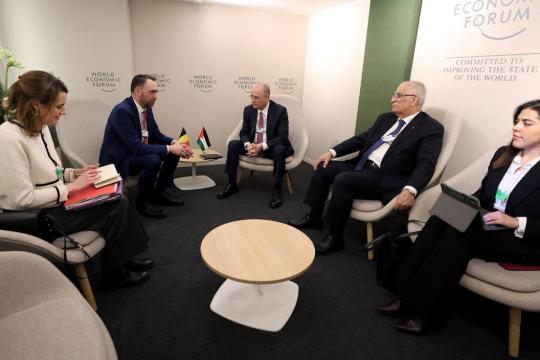 رئيس الوزراء يبحث مع وزير الخارجية البلجيكي دعم فلسطين وإدخال المساعدات لغزة