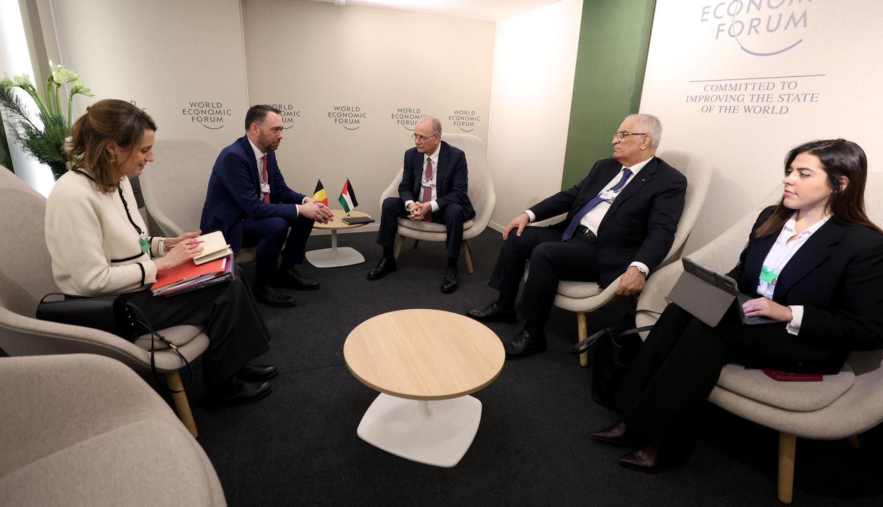 لقاء في دافوس يؤكد ضرورة التحرك الأوروبي لاستئناف تحويل العائدات وفتح معابر القطاع