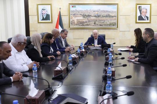 رئيس الوزراء يبحث مع نقابات العمال واقع العمال الفلسطينيين وخطط تعزيز صمودهم