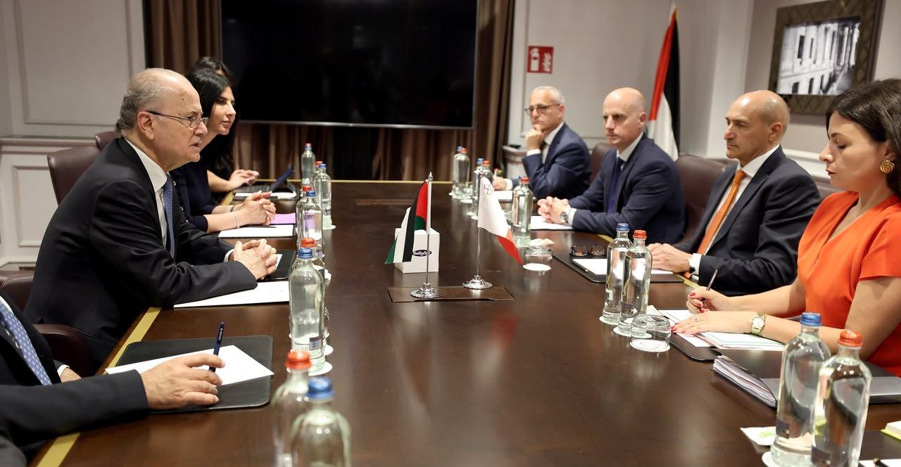 رئيس الوزراء الفلسطيني يدعو إلى تكثيف الضغط على إسرائيل لفتح معابر غزة والإفراج عن أموال المقاصة، ويثمن مواقف مالطا الداعمة لفلسطين.
