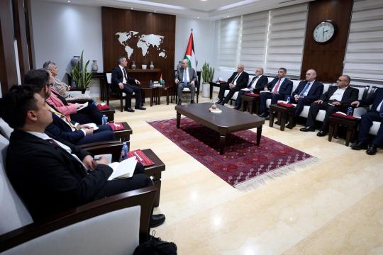 محمد مصطفى يلتقي وفدًا أميركيًا في رام الله لبحث قضايا مشتركة