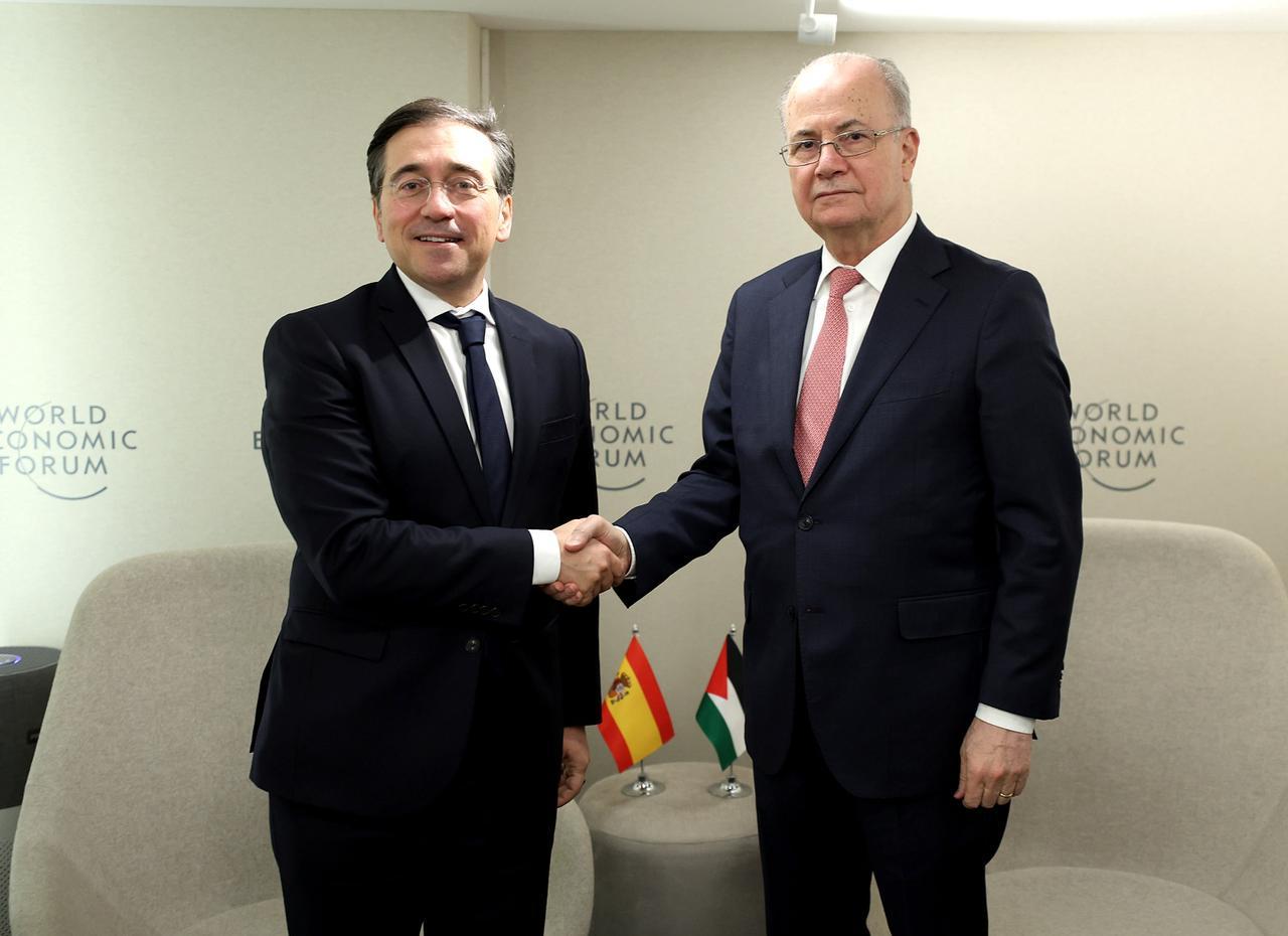 محمد مصطفى يبحث في دافوس تعزيز الدعم الأوروبي السياسي والمالي لدولة فلسطين