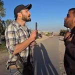 مستوطن مسلح يهدد أطفالاً أثناء لعبهم كرة القدم في مسافر يطا