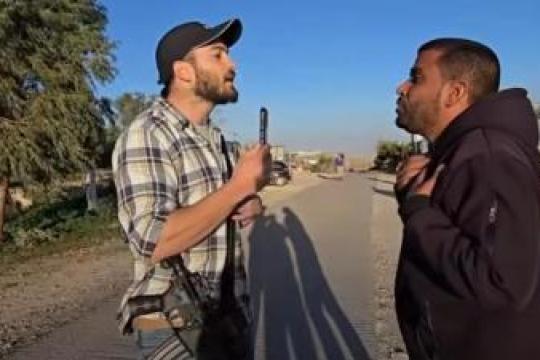 مستوطن مسلح يهدد أطفالاً أثناء لعبهم كرة القدم في مسافر يطا