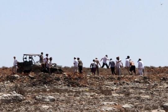 مستوطنون يقتحمون بيت إكسا شمال غرب القدس لمحاولة الاستيلاء على أراضٍ