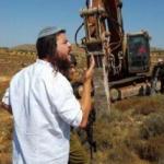 مستوطنون يواصلون تجريف أراضي ترمسعيا لشق طريق استيطاني جديد