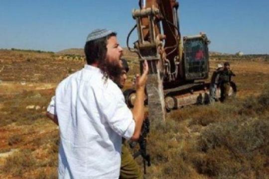 مستوطنون يواصلون تجريف أراضي ترمسعيا لشق طريق استيطاني جديد