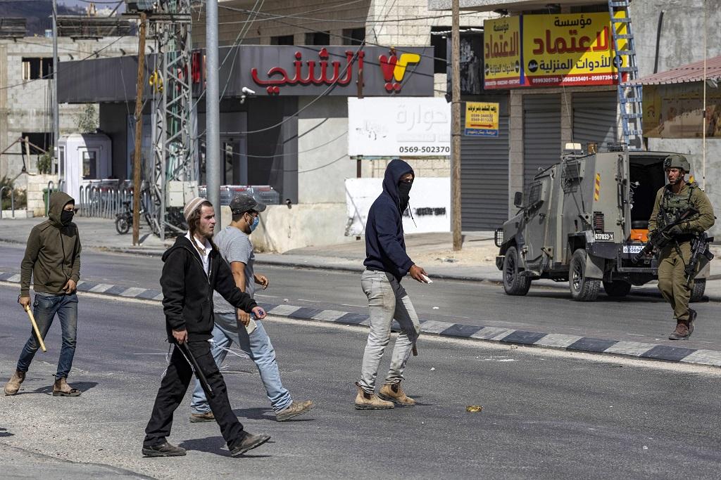 أتلف آخرون محاصيل زراعية وخطوط ري في بلدة بيت أمر