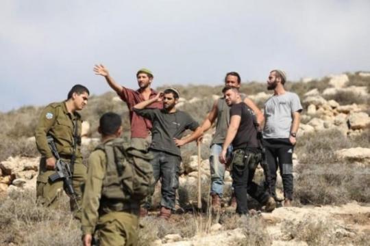 مستوطنون يحرثون أراضي في رام الله تمهيداً للاستيلاء عليها