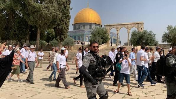 بحماية مشددة من قوات الاحتلال الإسرائيلي