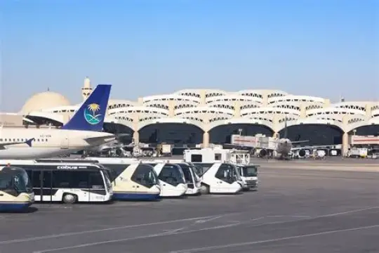 السعودية تمدد إغلاق مطار الرياض حتى السبت
