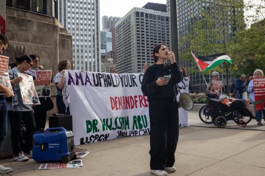 الجالية الفلسطينية بأمريكا تنظم مظاهرات للمطالبة بالإفراج عن الطواقم الطبية