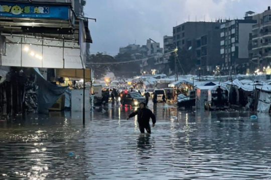 إصابات بين نازحين جراء انهيار جدار على خيمة بفعل الأمطار في مدينة غزة