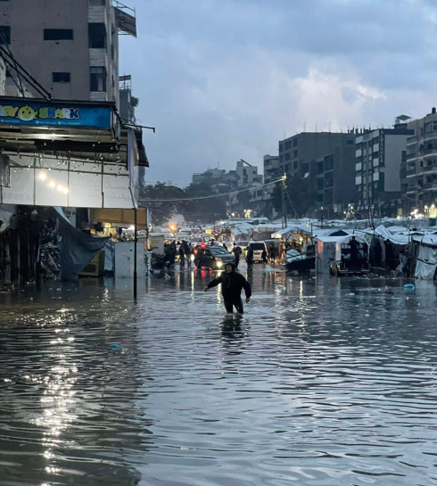 المنخفض الجوي يتسبب بغرق خيام وانهيار منازل متضررة سابقًا من العدوان