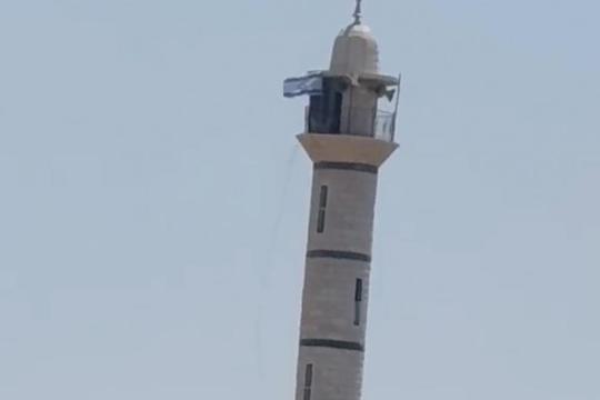 أوقاف طولكرم: الاحتلال يرفع علمه فوق مأذنة مسجد أبو عبيدة