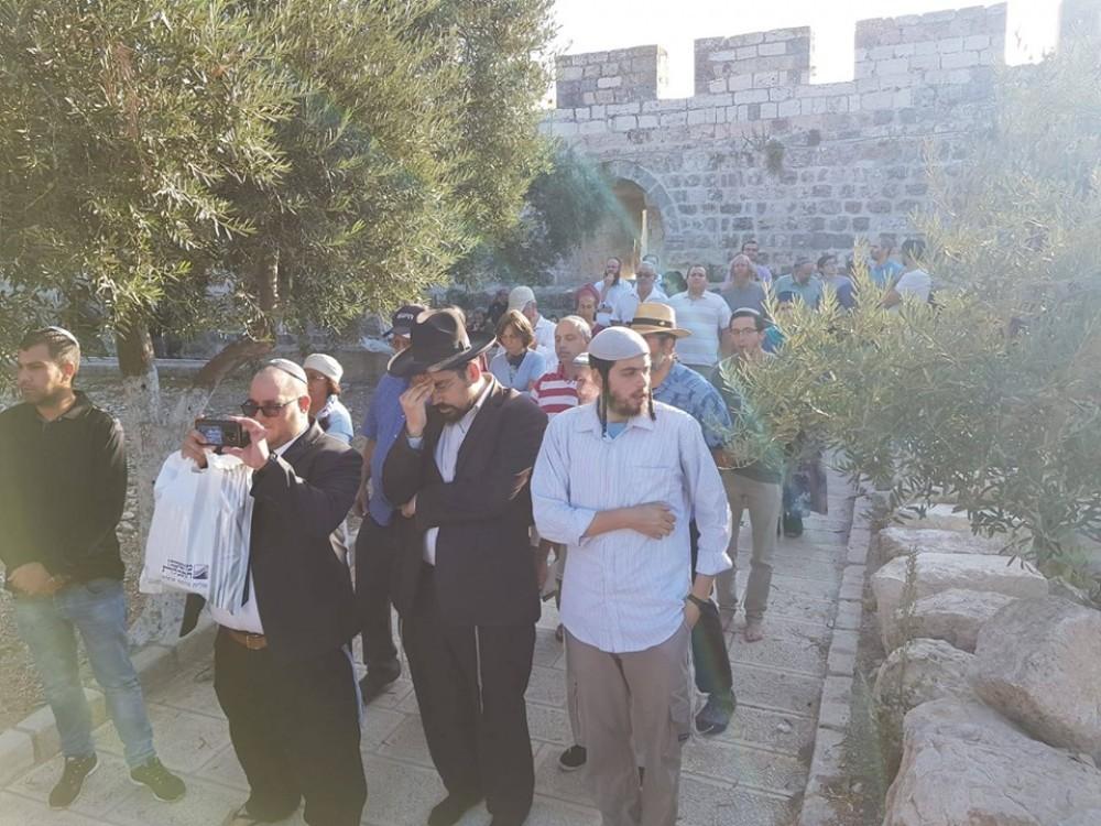 المصلون يتعرضون لمضايقات في سلسلة اقتحامات متكررة