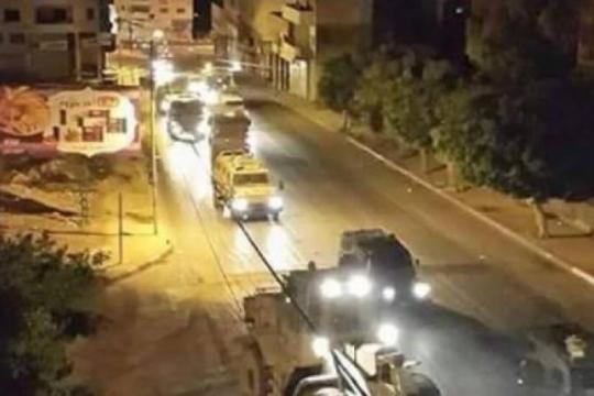 قوات الاحتلال تقتحم مخيم العين في نابلس وتعتقل عددًا من الشبان وفتاة ووالدها