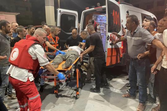 إصابة شاب برصاص الاحتلال واقتحامات واعتقال شرق وجنوب بيت لحم