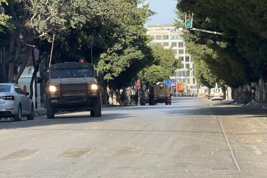 اقتحام واسع لنابلس وقراها: الاحتلال يعتقل ويقتحم منازل ومساجد