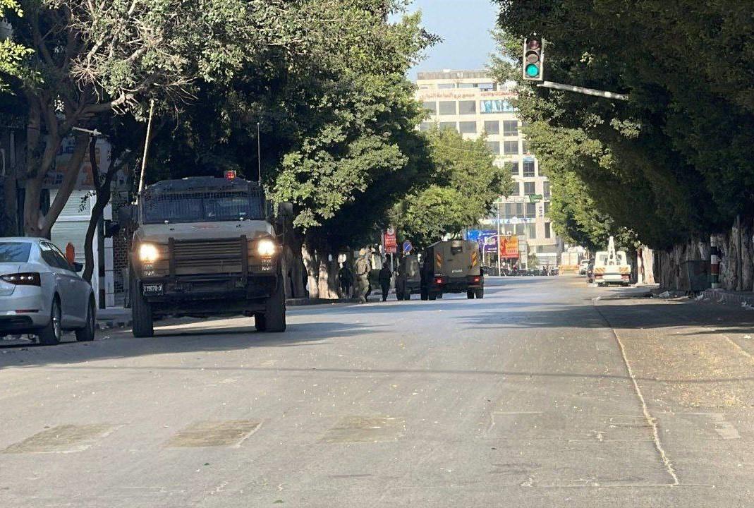 شلّ حركة المدينة وتعطيل المؤسسات بعد مداهمات واحتجازات في وسط نابلس وبلدات المحافظة