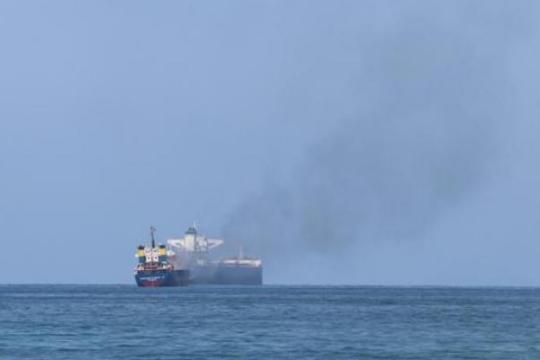 استهدف ناقلة نفط بمقذوف مجهول قبالة عُمان