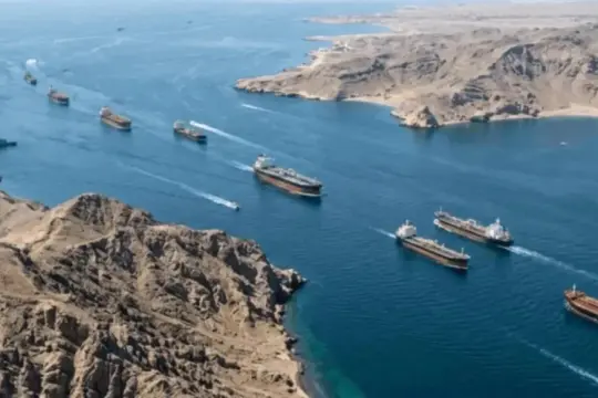 ناقلة نفط تايلاندية تعبر مضيق هرمز