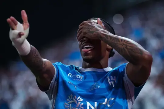 الهلال يهزم الأهلي بثلاثية في الدوري السعودي