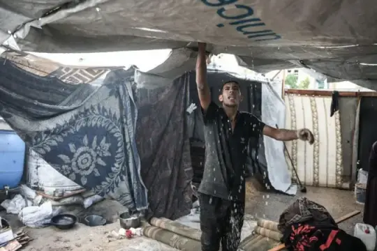 الإعلامي الحكومي: عشرات آلاف خيام النازحين انهارت وتضررت