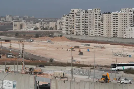 الاحتلال الإسرائيلي يواصل مشاريع استيطانية حول حاجز قلنديا لتعزيز السيطرة على القدس