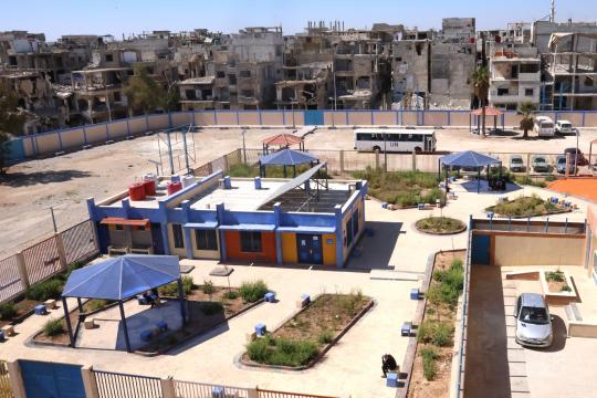 الأونروا تطلق مشروعًا لإعادة تأهيل مدارس وخدمات مخيم اليرموك بتمويل إيطالي