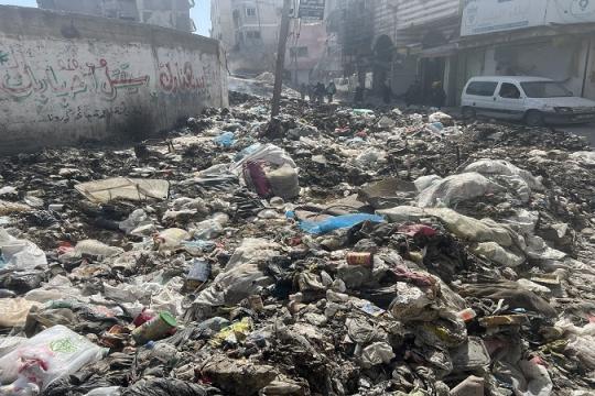 كارثة بيئية في غزة: 260 ألف طن من النفايات تتكدس في الشوارع