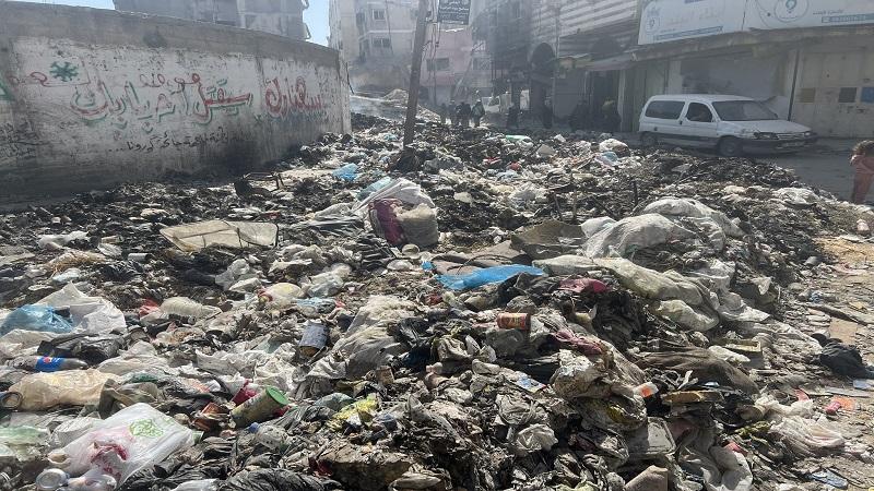 كارثة بيئية في غزة: 260 ألف طن من النفايات تتكدس في الشوارع