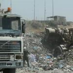بدء إزالة تراكمات النفايات في سوق فراس وسط غزة بعد عامين من الإهمال