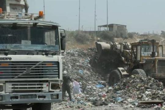 بدء إزالة تراكمات النفايات في سوق فراس وسط غزة بعد عامين من الإهمال