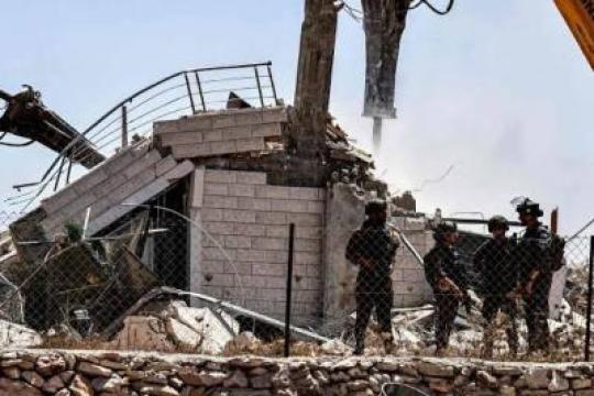 الاحتلال يشرع بهدم منزل من طابقين في تقوع ويغلق المنطقة جنوب شرق بيت لحم
