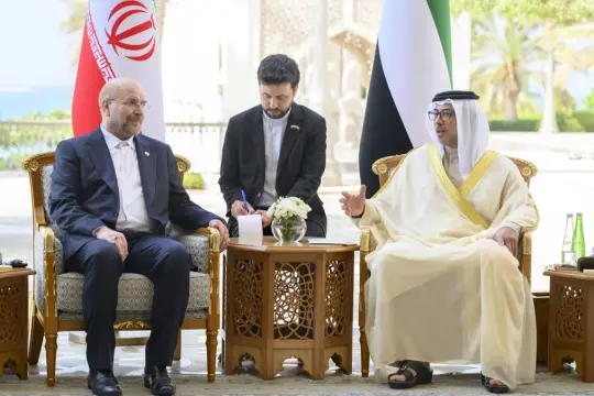 منصور بن زايد يبحث مع قاليباف سبل خفض التصعيد في المنطقة