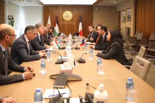 محافظ سلطة النقد يناقش مع القنصل الفرنسي تعزيز الاستقرار المالي ودعم التنمية في فلسطين