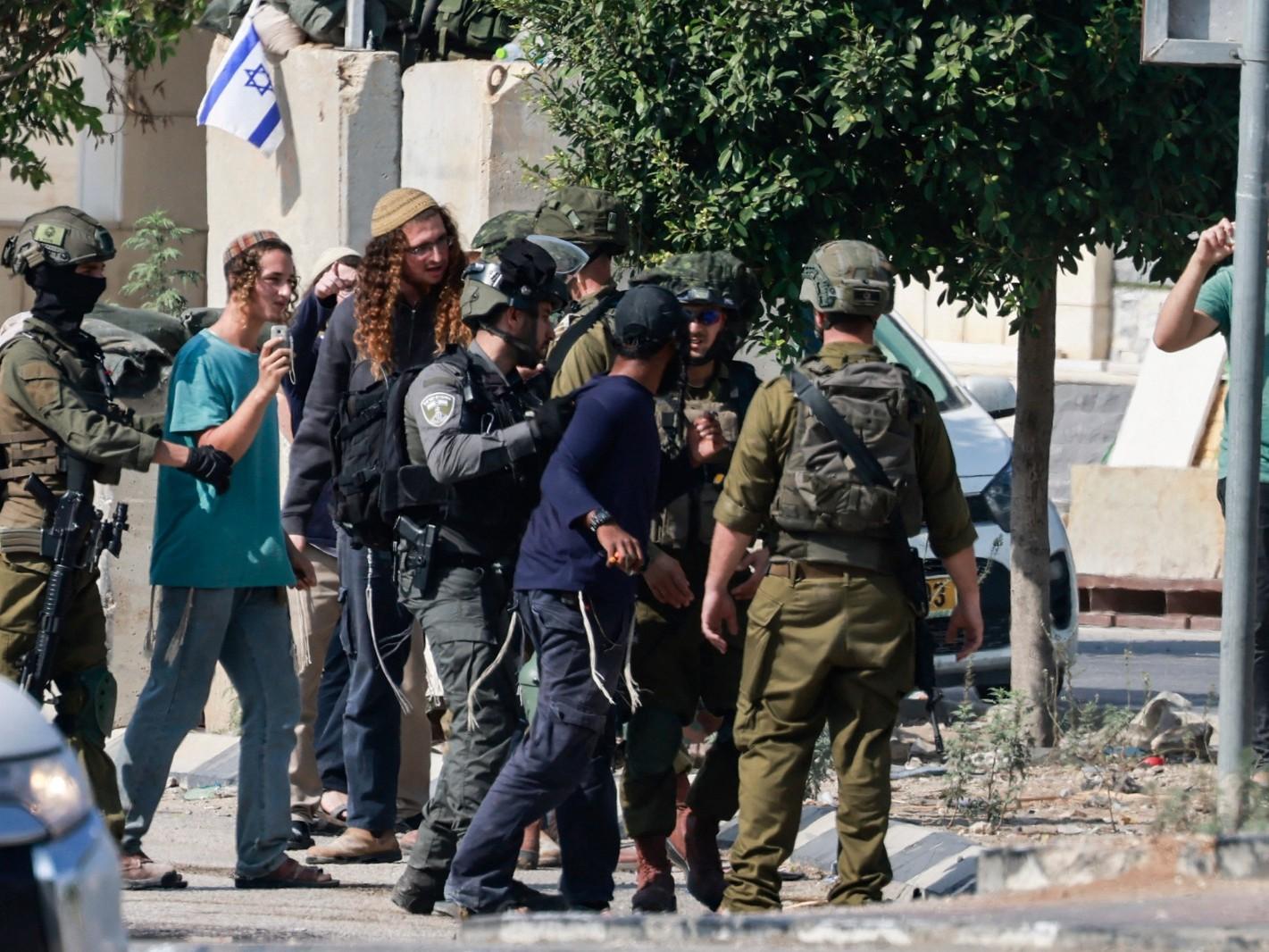 إصابات واعتداءات على منازل وممتلكات فلسطينية في نابلس والخليل ورام الله وأريحا خلال اقتحامات متفرقة