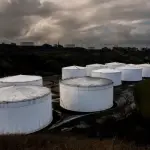 أسعار النفط تتجه لتسجيل أول انخفاض أسبوعي متتالٍ هذا العام