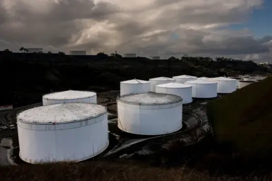 أسعار النفط تتجه لتسجيل أول انخفاض أسبوعي متتالٍ هذا العام