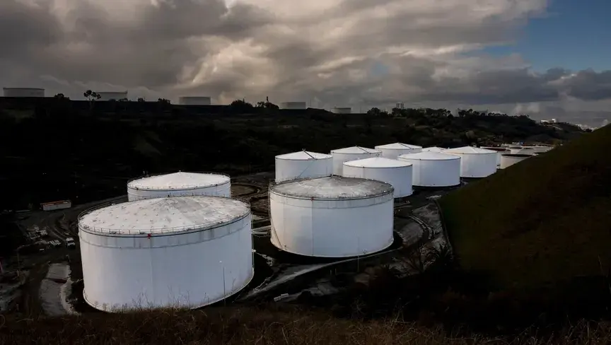 أسعار النفط تتجه لتسجيل أول انخفاض أسبوعي متتالٍ هذا العام