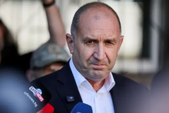 راديف يحقق فوزاً تاريخياً في انتخابات بلغاريا ويعد بإنهاء الجمود السياسي