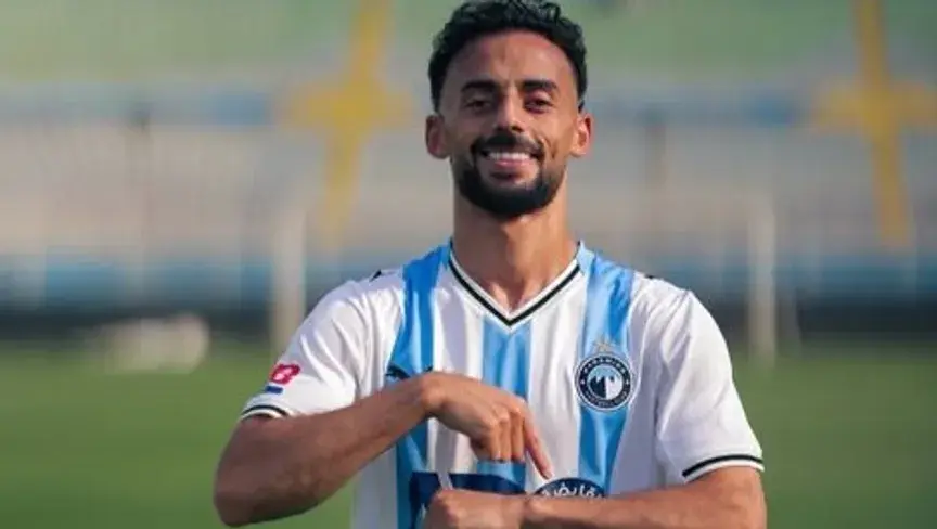 الجناح المهاجم يعود إلى الدوري المصري عبر بوابة بيراميدز بعد تجربة قصيرة مع الكرمة، وتقارير تتحدث عن عقد يمتد حتى 2030