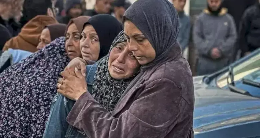 تقرير بمناسبة اليوم العالمي للاجئين يحذر من تفاقم معاناة النساء والفتيات وسط نزوح واسع واستهداف المخيمات في غزة والضفة