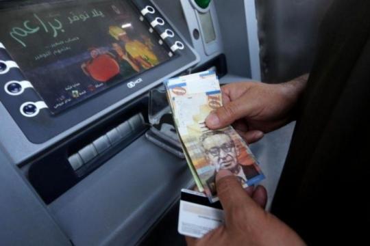سلطة النقد تخفض نسبة خصم أقساط القروض لموظفي القطاع العام في غزة إلى 25%